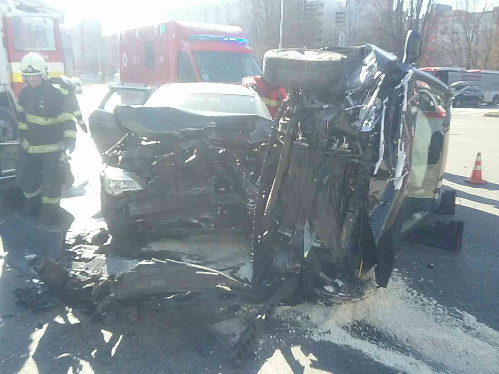 dve vozidlá zničené dopravnou nehodou